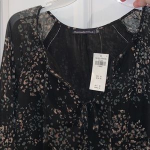 Abercrombie top size xs NWT